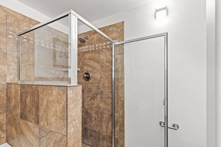 Bear Hollow Lodges 3401: Primary En Suite Bathroom Soaking Tub and Walk-in Shower