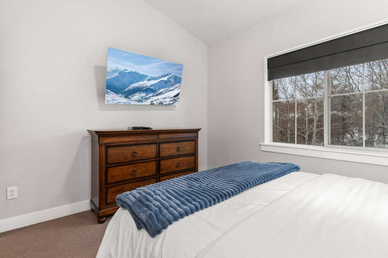 Bear Hollow Lodges 3401: Second Queen Bedroom is bright and inviting.
