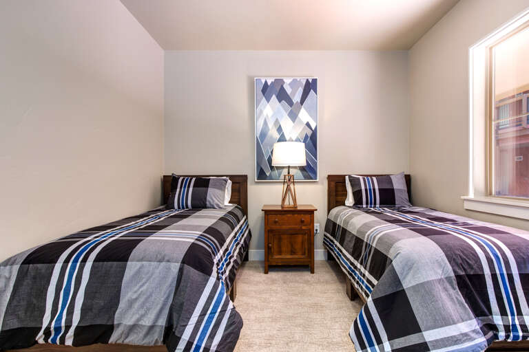 Bear Hollow Lodges 4209: The third bedroom has two Twin Beds and a TV.