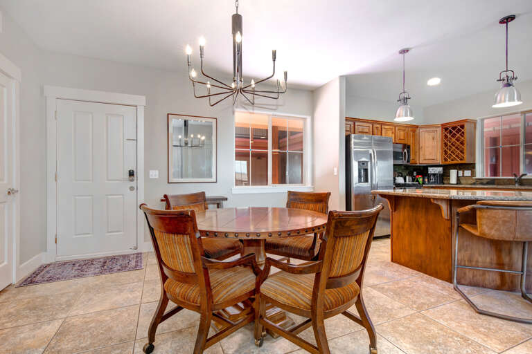 Bear Hollow Lodges 4209: The dining area seats six at the table and four at the kitchen bar.