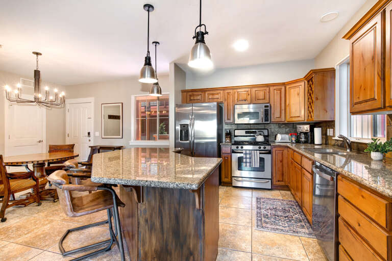 Bear Hollow Lodges 4209: The fully-equipped kitchen has beautiful granite countertops, stainless steel appliances, a toaster, coffee pot, blender, crock pot, dishware, glassware, utensils, pots/pans, and baking dishes for all your cooking needs.