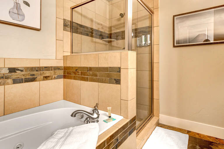 Bear Hollow Lodges 4209: Master bath en suite full bathroom with a soaking tub, standalone shower.