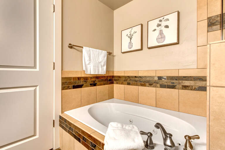 Bear Hollow Lodges 4209: Master bath soaking tub after a full day on the mountain.