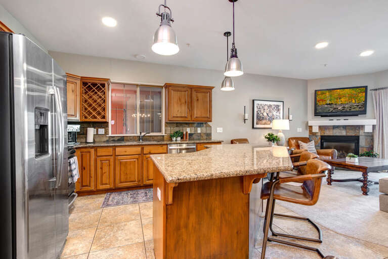 Bear Hollow Lodges 4209: There is a welcoming living space, counter top seating and an extra table for gathering and entertaining.