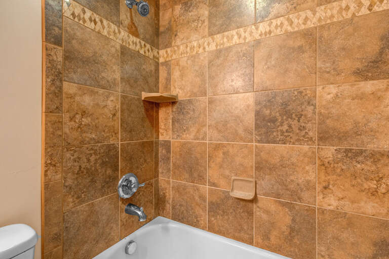 Bear Hollow Lodges 4403: Both bedrooms share a bathroom with a gorgeous tiled tub/shower and granite sink/vanity. Bear Hollow Lodges 4403: Both bedrooms share a bathroom with a gorgeous tiled tub/shower and granite sink/vanity.