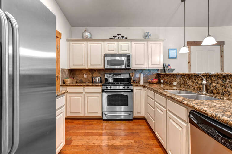Bear Hollow Lodges 4403: A complete full kitchen makes meals-in preparation a breeze. Bear Hollow Lodges 4403: A complete full kitchen makes meals-in preparation a breeze.