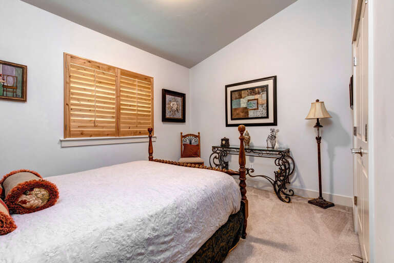 Bear Hollow Lodges 4403: Welcome to a cozy Queen bed and plenty of space to store your gear. Bear Hollow Lodges 4403: Welcome to a cozy Queen bed and plenty of space to store your gear.