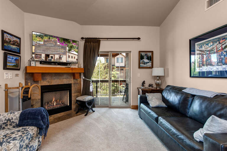 Bear Hollow Lodges 4403: Enjoy a comfortable and spacious living area with a gas fireplace for cozy warmth. Bear Hollow Lodges 4403: Enjoy a comfortable and spacious living area with a gas fireplace for cozy warmth.