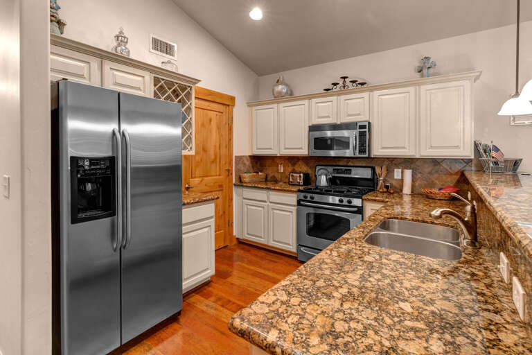 Bear Hollow Lodges 4403: The kitchen is fully equipped with dishes, glassware, cookware and more. Bear Hollow Lodges 4403: The kitchen is fully equipped with dishes, glassware, cookware and more.