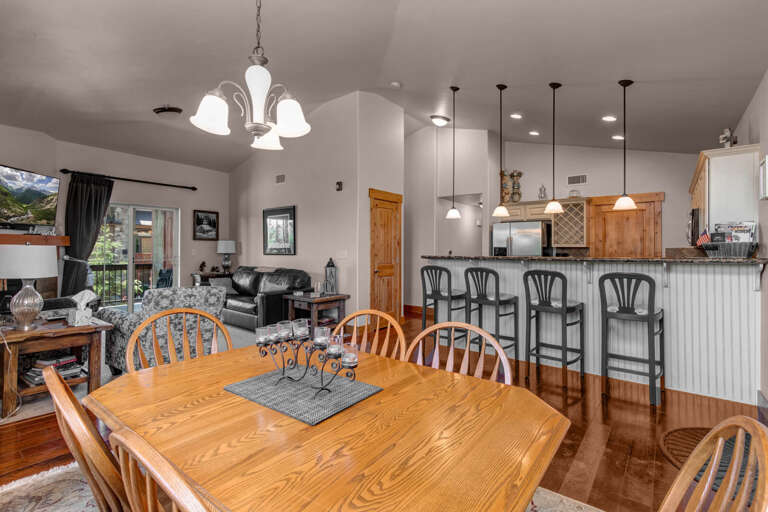 Bear Hollow Lodges 4403: There is seating for 4 at the bar and 6 at the dining table. Bear Hollow Lodges 4403: There is seating for 4 at the bar and 6 at the dining table.