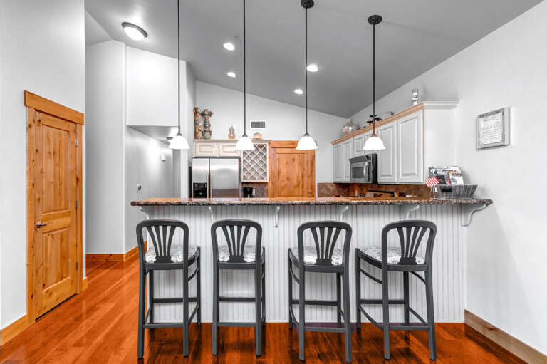 Bear Hollow Lodges 4403: Share the fun of meal preparation with those seated at the bar. Bear Hollow Lodges 4403: Share the fun of meal preparation with those seated at the bar.