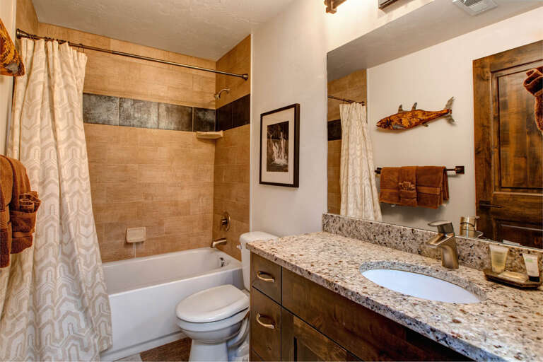 Bear Hollow Ridge 2308: The main bathroom with a shower/tub combo is shared by the first and second guest rooms. Bear Hollow Ridge 2308: The main bathroom with a shower/tub combo is shared by the first and second guest rooms.