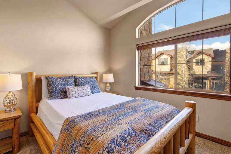 Bear Hollow Village 5478: Upper level bedroom with Queen-sized bed and shared bathroom