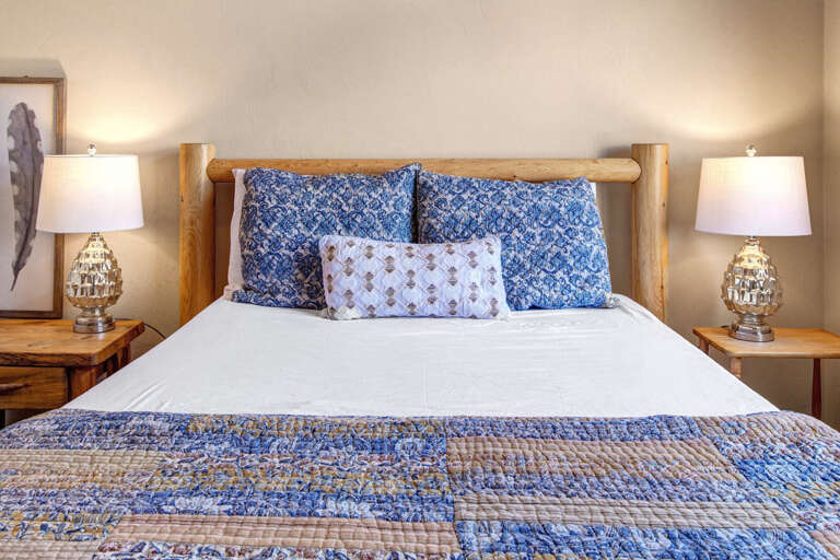 Bear Hollow Village 5478: Upper level bedroom with Queen-sized bed and shared bathroom