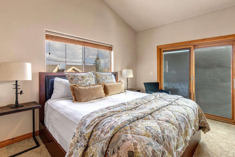 Bear Hollow Village 5478: Upper level primary bedroom with King-sized bed and ensuite bathroom