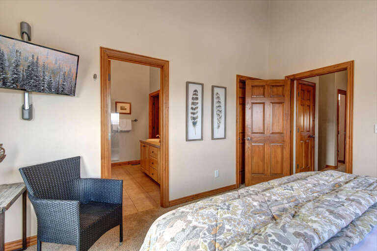 Bear Hollow Village 5478: Upper level primary bedroom with King-sized bed and ensuite bathroom