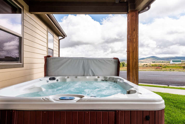 Bear Hollow 5557: Outdoor Hot Tub: 