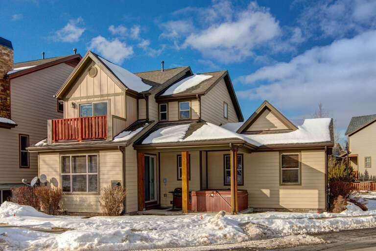 Charming mountain retreat nestled in a quiet neighborhood, featuring a private hot tub and cozy balcony perfect for enjoying crisp winter mornings and snowy alpine views.