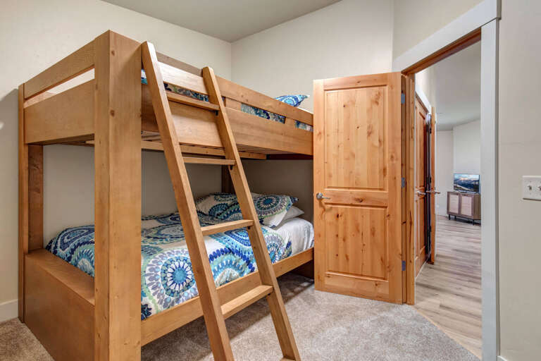 Your kids will love claiming their favorite bunk in this cozy sleeping nook, complete with cheerful bedding and natural wood warmth.