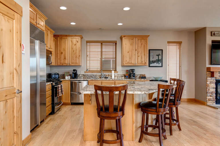 Bear Hollow Village 5639: Cozy bar stools by the kitchen bar table, perfect for breakfast.