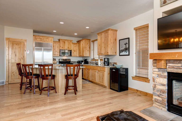 Bear Hollow Village 5639: Modern appliances and ample storage in sleek kitchen design. Bear Hollow Village 5639: Modern appliances and ample storage in sleek kitchen design.