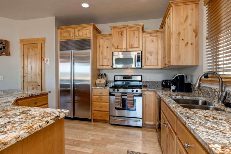 Bear Hollow Village 5639: Modern appliances and ample storage in sleek kitchen design.