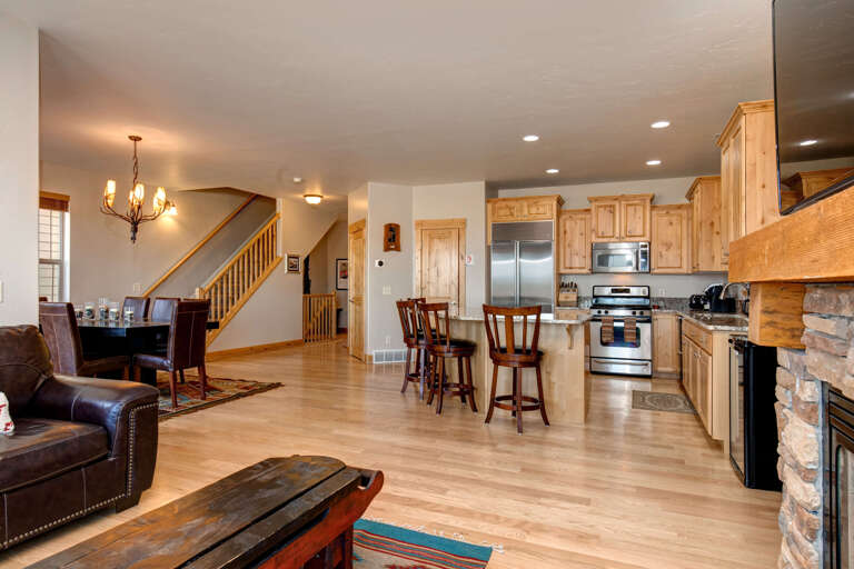 Bear Hollow Village 5639: Modern appliances and ample storage in sleek kitchen design.