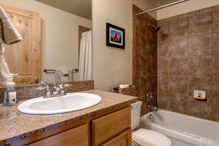 Bear Hollow Village 5639: Sleek sink, mirror, toilet, and convenient tub shower combo. Bear Hollow Village 5639: Sleek sink, mirror, toilet, and convenient tub shower combo.