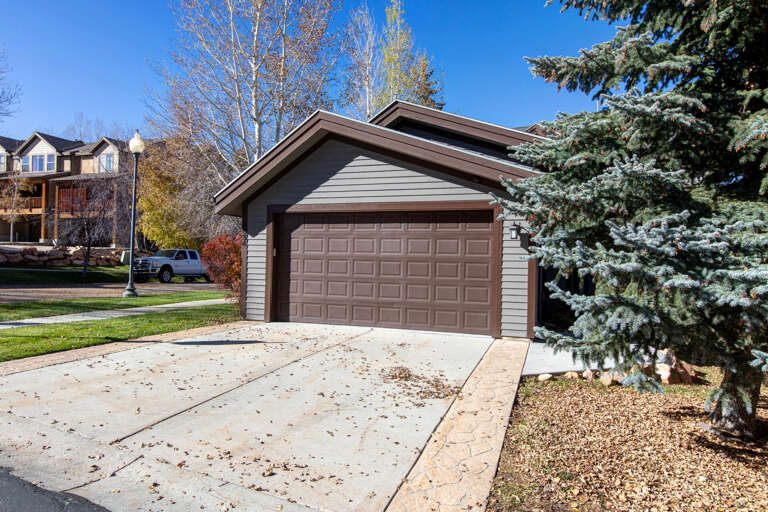 Bear Hollow Village 5534: Two car driveway