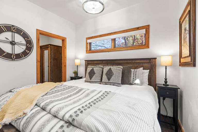 Bear Hollow Village 5534: Main level King bedroom with desk and TV