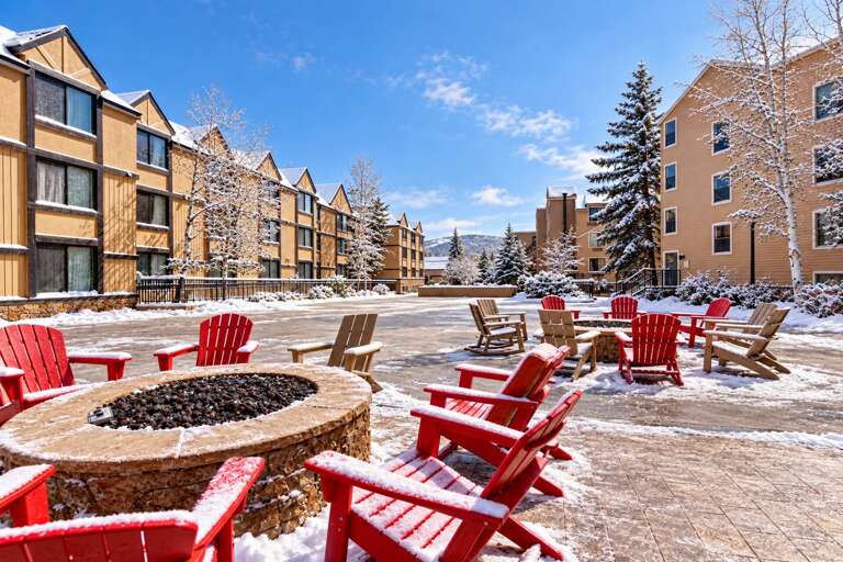 snowy_mountain_resort_courtyard_1920x1280