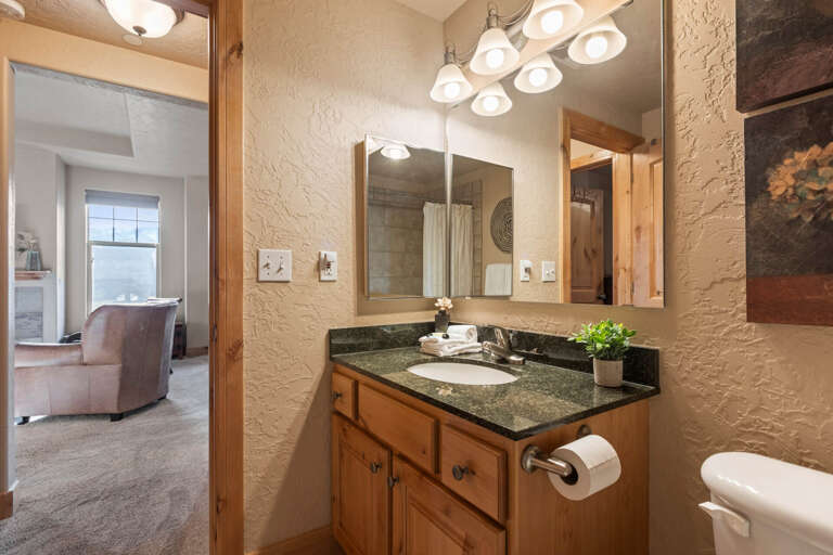Foxpoint 1678 C by Moose Management: Shared bathroom