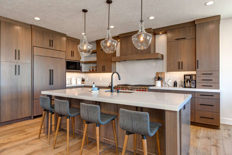 Jordanelle Estates 13201: Cozy bar stools by the kitchen bar table, perfect for breakfast.