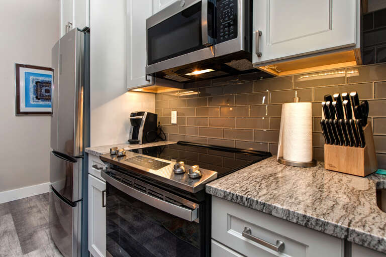 Equipped with electric range, microwave oven, and refrigerator. Equipped with electric range, microwave oven, and refrigerator.