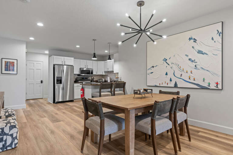 Prospector Lodge 536: Dining table with seating for six.