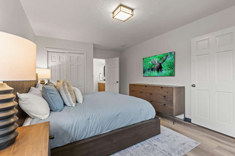 Prospector Lodge 536: Primary bedroom with Smart TV, desk and ensuite bathroom.