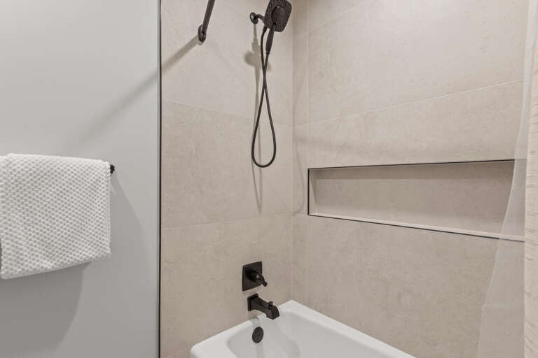 Prospector Lodge 536: Shared Bath-Tub/Shower Combo