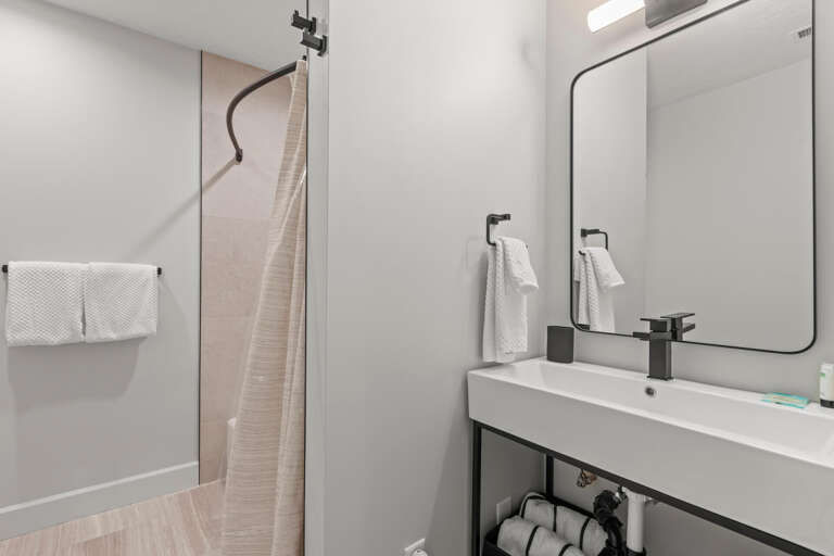 Prospector Lodge 536: Shared Bath-Tub/Shower Combo