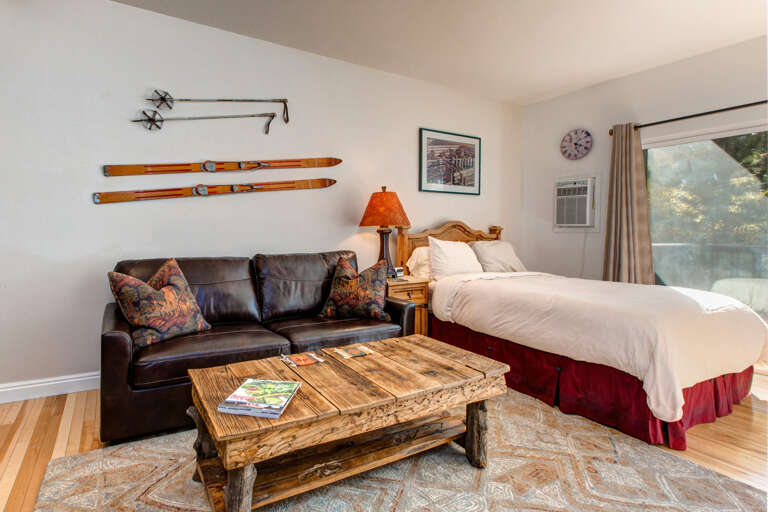 Charming sofa bed and center table beside the queen bed. Charming sofa bed and center table beside the queen bed.