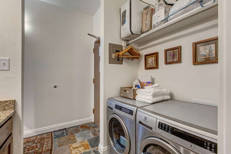 Convenient washing machine for your laundry needs. Convenient washing machine for your laundry needs.