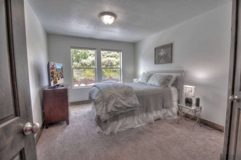 RJ 1113 Upstairs Queen Bedroom