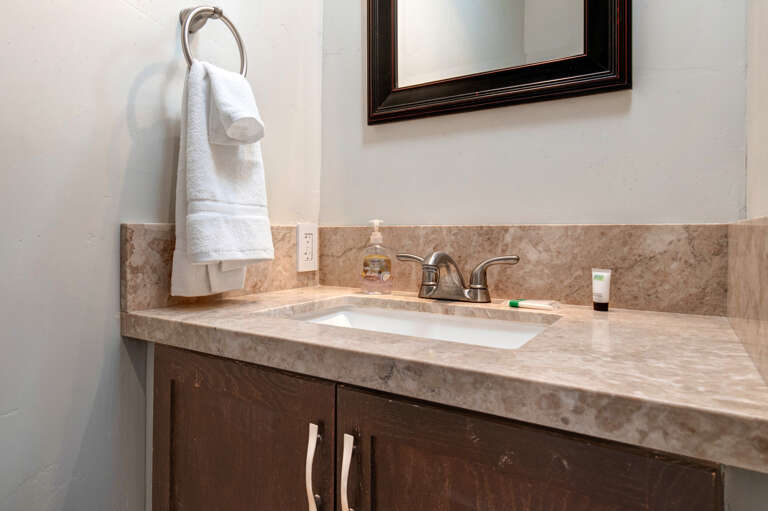 Bathroom: Neat Sink