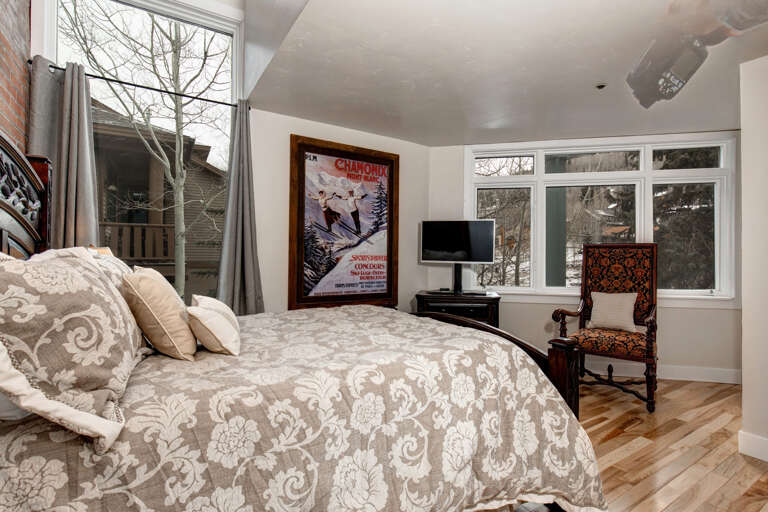 Bedroom: Cozy Queen Bed