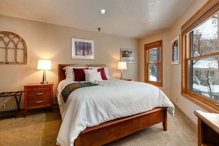 Cozy queen bed & scenic window view