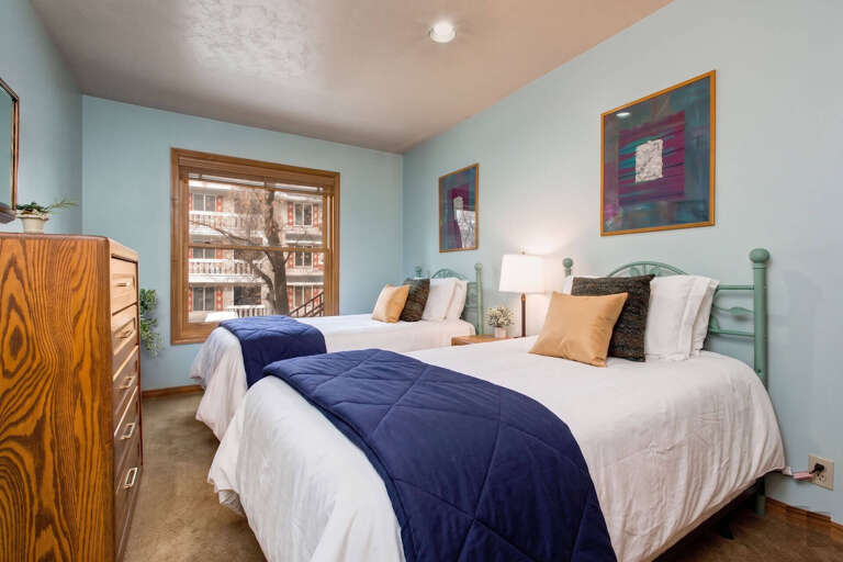 Ski Team 4: Guest bedroom - two Twin beds