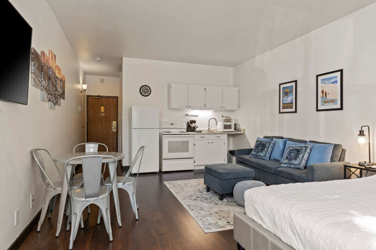 Cozy Studio "Queen bed, sofa, outdoor patio, dining table - perfect relaxation spot. Cozy Studio "Queen bed, sofa, outdoor patio, dining table - perfect relaxation spot.