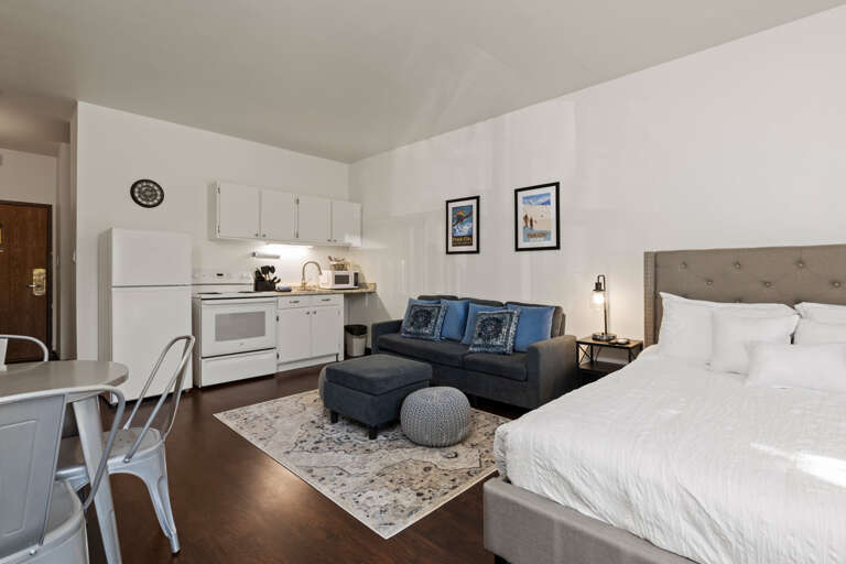 Cozy Studio "Queen bed, sofa, outdoor patio, dining table - perfect relaxation spot. Cozy Studio "Queen bed, sofa, outdoor patio, dining table - perfect relaxation spot.