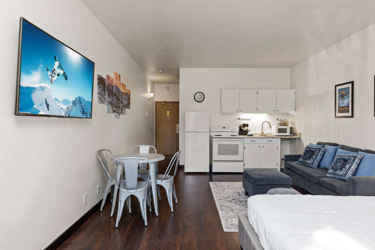 Cozy Studio "Queen bed, sofa, outdoor patio, dining table - perfect relaxation spot. Cozy Studio "Queen bed, sofa, outdoor patio, dining table - perfect relaxation spot.