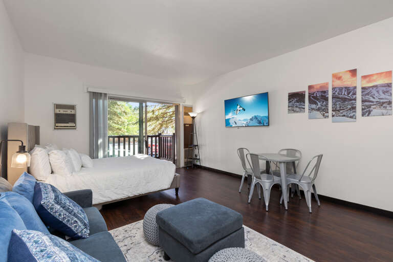 Cozy Studio "Queen bed, sofa, outdoor patio, dining table - perfect relaxation spot. Cozy Studio "Queen bed, sofa, outdoor patio, dining table - perfect relaxation spot.