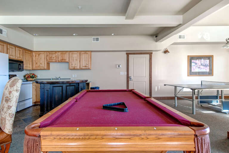 Challenge your friends to a game on the billiards table, then whip up snacks in the kitchenette or gather around the ping pong table for more fun.